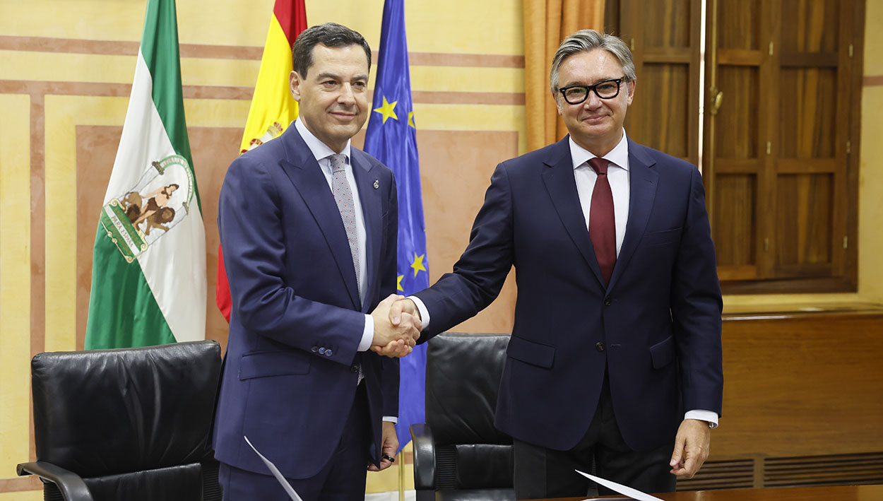 El candidato a la investidura y líder de los populares andaluces, Juanma Moreno, y el líder de Vox en la comunidad, Manuel Gavira,
